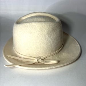 Betmar New York women’s 100% wool body hat. Made in the USA. Off white. Stylish